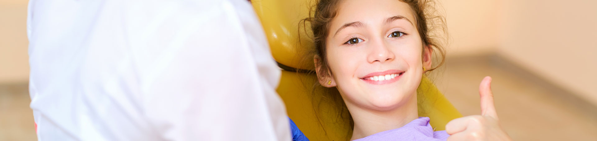 Woman dentist treats child's teeth